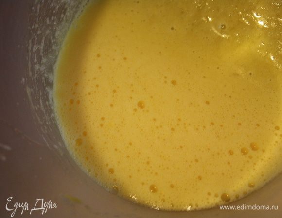 Желатин замочите в холодной воде и дайте ему набухнуть.

В небольшой миске взбейте яичные желтки и сахар. Консистенция должна стать густого крема.
