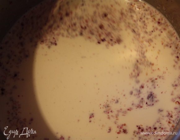 В кастрюльку налейте сливки и добавьте лаванду или розовые лепестки или стручок ванили. Нагрейте на медленном огне, не доводя до кипения.