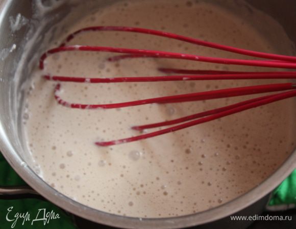 Вылейте горячие ароматизированные сливки в желтковую массу. Хорошо перемешайте венчиком и перелейте все обратно в кастрюльку.

Верните ее на огонь и, непрерывно мешая венчиком, доведите смесь до 85С. Смесь должна стать густой и давать сопротивление венчику. 
