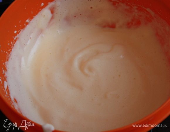 Теперь займемся бисквитом. Яйца взбиваем с сахаром до густого  кремообразного состояния,не меньше 10 минут. Духовку разогреваем до 180 градусов.