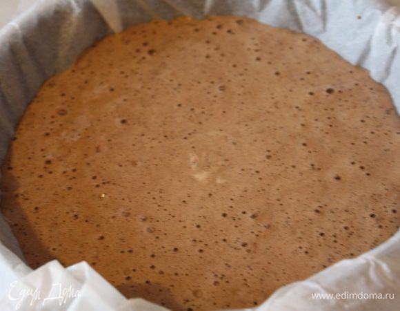 Выливаем тесто в форму (у меня 24 см),застеленную пергаментом и ставим  в духовку на 10 минут.