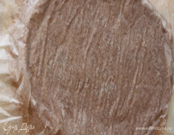 Достаем бисквит, переворачиваем его на подготовленную поверхность или решетку и снимаем бумагу аккуратно!!Невероятно вкусный бисквит!!