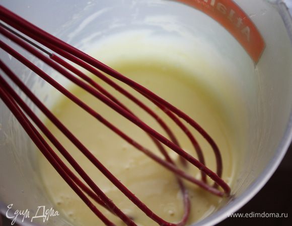 Теперь на 5-6 часов можно сделать перерыв. Спустя это время сделаем трюфельный крем. Сначала сварим английский крем. Взбейте до однородной кремовой массы желтки с сахаром.