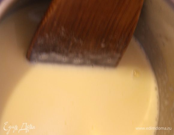 В небольшую кастрюльку налейте молоко, добавьте семена ванили и сам стручок. Поставьте на средний огонь и нагрейте, не доводя до кипения.