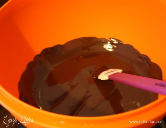Тем временем ставим топиться шоколад. Либо на водяную баню,либо в СВЧ. Шоколад мешаем только силиконовой или деревянной ложкой.