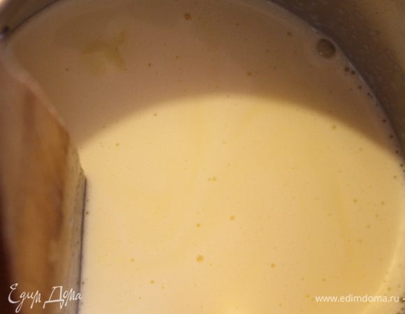 Тоненькой струйкой влейте горячие ванильные сливки. Перемешайте и перелейте обратно в кастрюльку.

Снова верните его на плиту и, непрерывно помешивая деревянной лопаточкой, варите пока смесь немного не загустеет. Достаньте из крема лопатку, проведите по поверхности пальцем ,если след остался чистым и крем его не старается вновь закрыть, ваш крем готов.