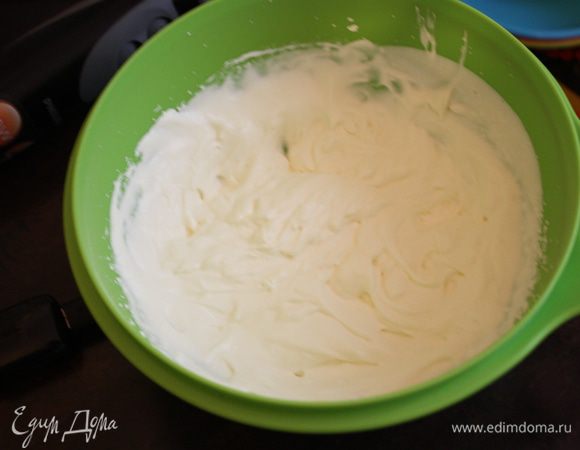 Взбейте сливки до мягких пик,не перестарйтесь, нам не нужны крепковзбитые сливки.