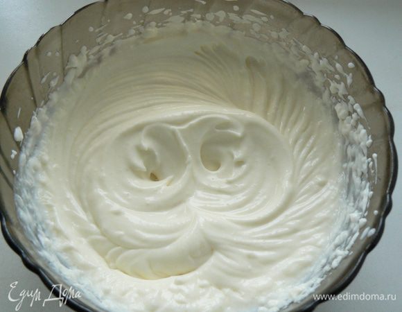 Смешать маскарпоне с половиной йогурта и сахарной пудрой.