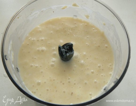 Оставшийся йогурт смешайте с бананами и добавьте к маскарпоне.