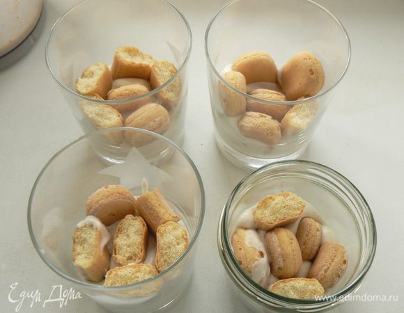 В форму для подачи положите немного крема, затем савоярди, персики, снова крем.