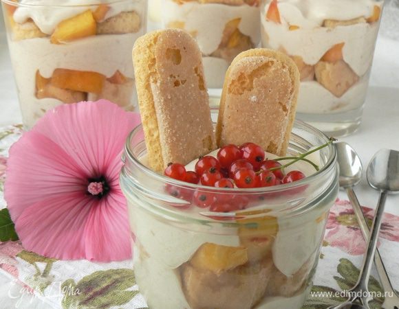 Украсьте ягодами, уберите в холодильник на 30 мин.