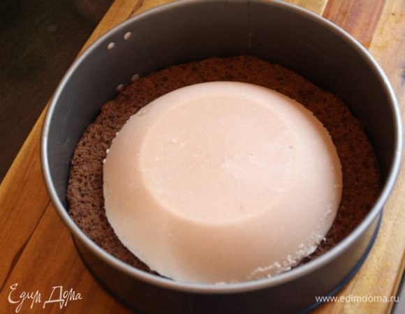 Надеваем бортики,и если нужно,выравниваем серединку. Бока смазываем слив. маслом.