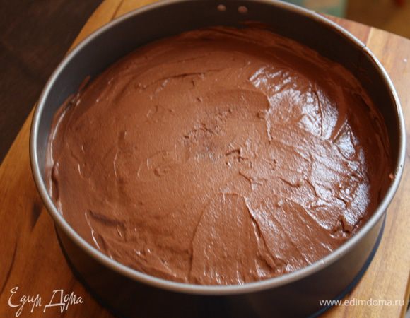 Выкладываем шоколадный крем в форму,накрываем пищевой пленкой и убираем на ночь в холодильник.