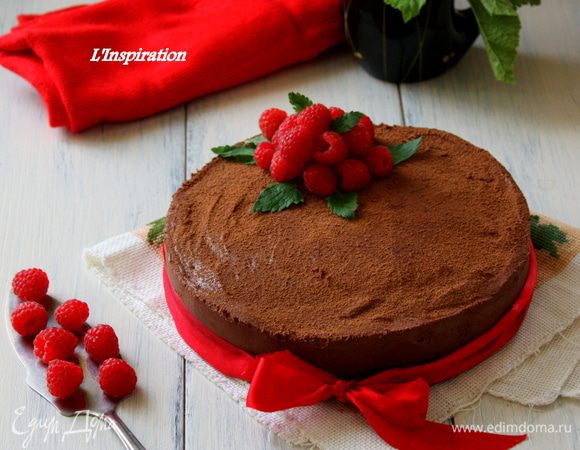 На следующий день убираем бока,предварительно только проведем горячим ножом вдоль бортиков. И посыпем тортик какао,украсим ягодами!