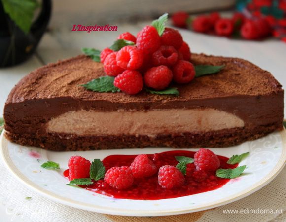 И собственно разрез!!! Поливаем тортик нашим малиновым конфитюром и наслаждаемся!!!Приятного аппетита!!