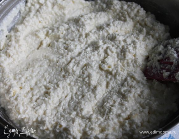 Творог растереть с содой, добавить молоко, хорошо перемешать