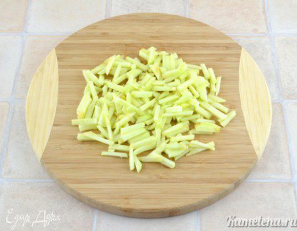 Яблоко очистить от кожуры, порезать самыми маленькими тонкими брусочками.