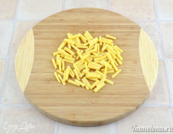 Сыр порезать маленькими тонкими брусочками.