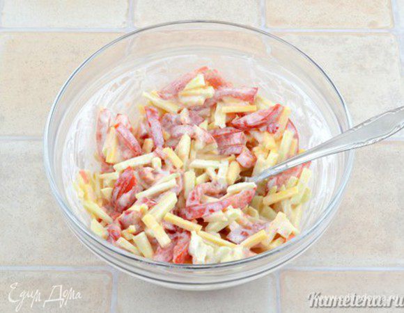 Добавить чеснок, выдавленный через чеснокодавилку. 
Заправить сметаной, посолить, перемешать.