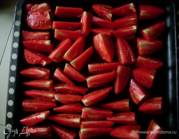 Вымыть помидоры. Нарезать их дольками, чтобы можно было разложить для  просушивания вниз кусочком кожуры, так они не прилипают к противню.