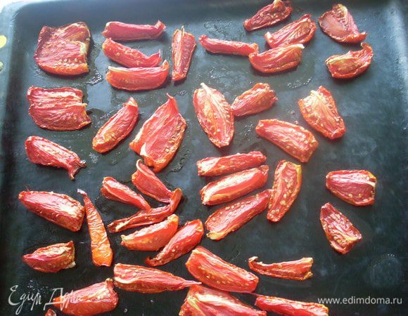 Сушить на очень слабом огне в духовке с приоткрытой дверцей 5-6 часов, в зависимости от размера кусочков.