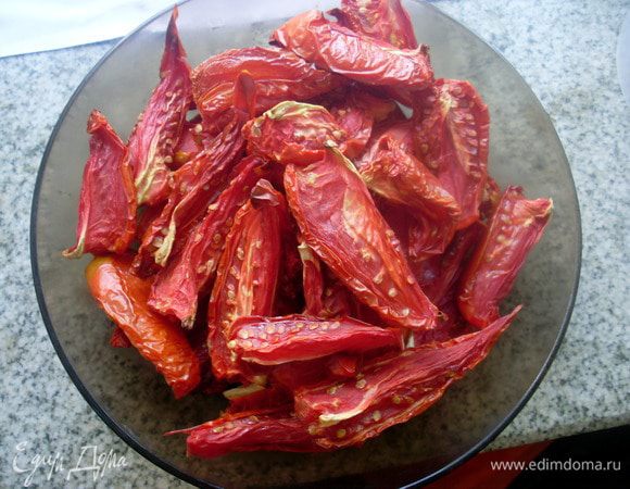 Получается всего тарелочка вяленых томатов, сбрызнуть их растительным маслом, остудить. Сложить в пакетик и в морозилку.