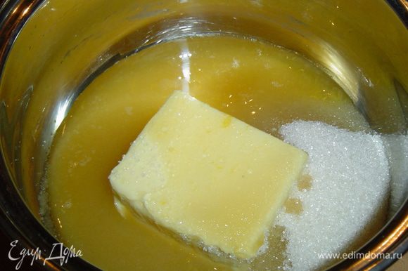 Начинаем процесс с приготовления карамели, для этого смешиваем 100 г сливочного масла с соком 0,5 апельсина и 150 г сахара, варим на небольшом огне 5-7 минут, помешивая.