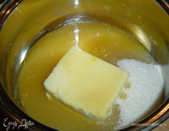 Начинаем процесс с приготовления карамели, для этого смешиваем 100 г сливочного масла с соком 0,5 апельсина и 150 г сахара, варим на небольшом огне 5-7 минут, помешивая.