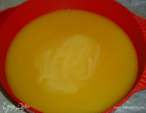 Карамель выливаем на дно формы.