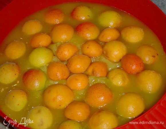 Абрикосы очищаем от косточек, делим на половинки и выкладываем на карамель вниз срезом.