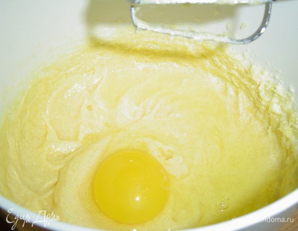 А теперь приступаем к тесту, взбиваем 100 г размягченного сливочного масла со 100 г сахара до бела, а затем добавляем по одному яйцу и каждый раз взбиваем до гладкости. Муку просеиваем с разрыхлителем,добавляем соль, а потом попеременно с кефиром добавляем к маслянно-яичной смеси, перемешиваем.