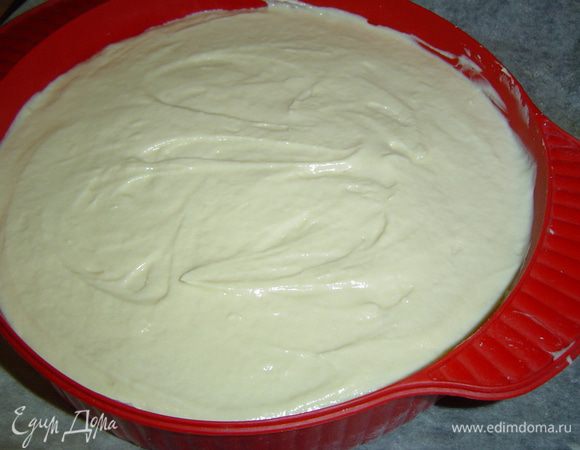 Тесто выкладываем на абрикосы,разравниваем и отправляем в духовку для выпекания при температуре 180 гр. на 40-45 минут. Готовность проверяем деревянной палочкой.