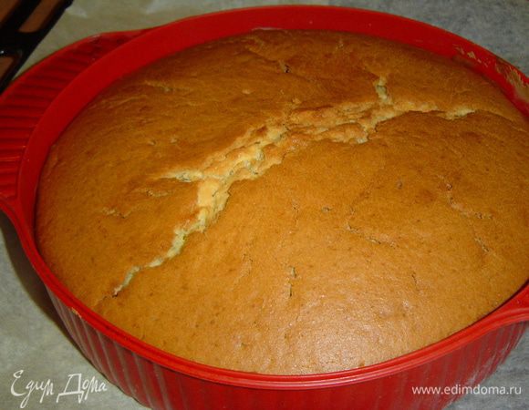 Готовый пирог достаем из духовки и даем отстояться, чтобы впиталась карамель.