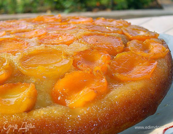 Затем  переворачиваем его на блюдо и получаем вкуснейший и ароматный пирог!