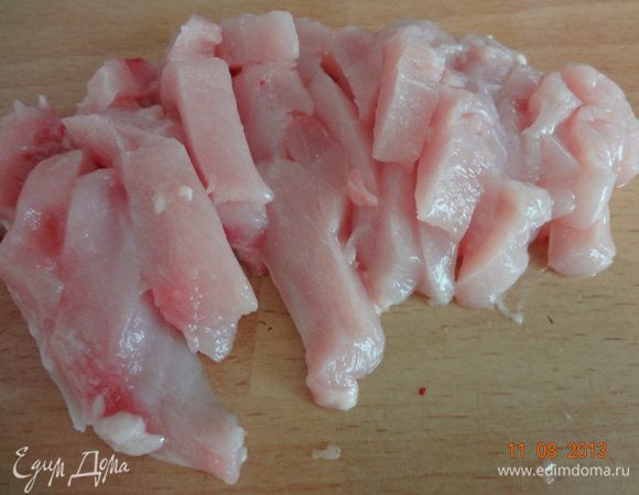С грудки аккуратно снять кожицу не повреждая, затем отделить мякоть от косточек и разделить на две половинки, одну порезать небольшими брусочками.