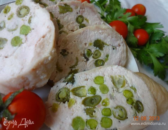 При подаче нарезать рулет кружочками толщиной 7-9 мм, (очистить от кожицы), можно сделать традиционный бутерброд или использовать в качестве холодной закуски на праздничном столе, а можно взять с собой и отлично перекусить.