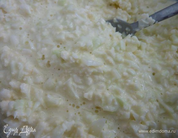 Смешать яйца и творог, и добавить чеснок, цветную капусту и лук. Перемешать.
