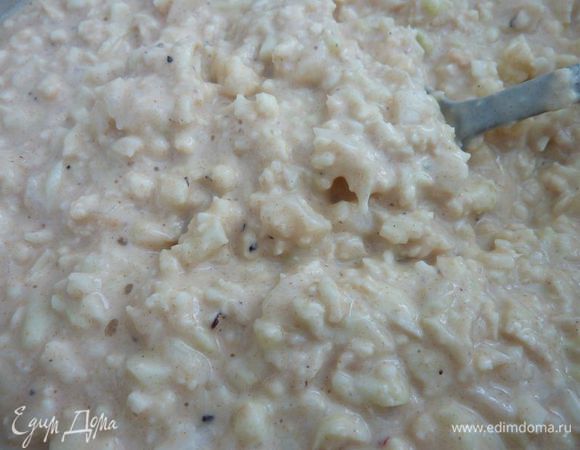 Добавить муку и порошок для выпечки, мускатный орех, соль и перец и перемешать.
