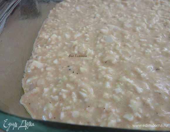 Положить в форму для выпечки (квадратную или круглую, среднего размера) слегка смазанную маслом .
