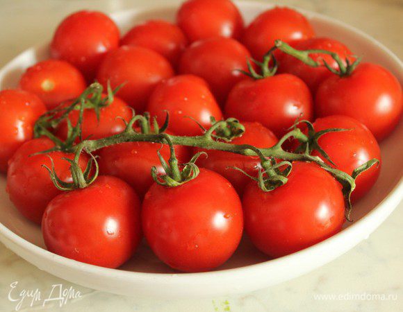 Помидоры помыть и обсушить, сложить в керамическую или стеклянную форму для запекания.