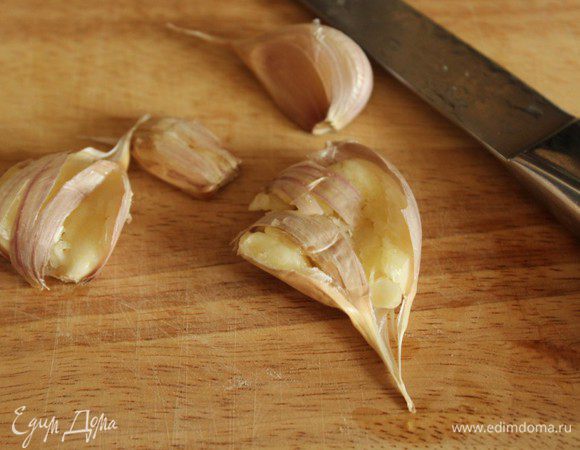 Чеснок в кожуре раздавить при помощи ножа.