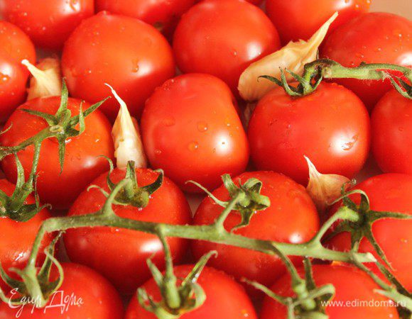 Раздавленный чеснок разложить между помидорами