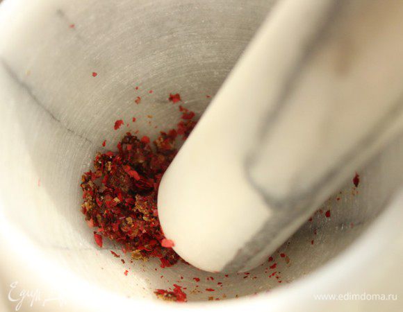 Розовый перец растереть в ступке.