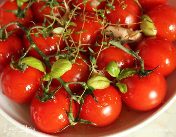 Посыпать помидоры перцем и щедро полить оливковым маслом.