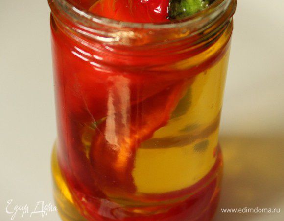 В этом рецепте очень большую роль играет растительное масло, настоянное на остром перце. Его надо приготовить за 2–3 дня. Если просто смешать масло и перец, это не даст нужного эффекта, масло должно именно настояться.  У меня всегда есть это масло для заправки салатов и приготовления блюд восточной кухни. Нужно разрезать острый перец пополам, семечки не удалять и залить 200 г хорошего растительного масла, необязательно оливкового... Дать настояться при комнатной температуре.
