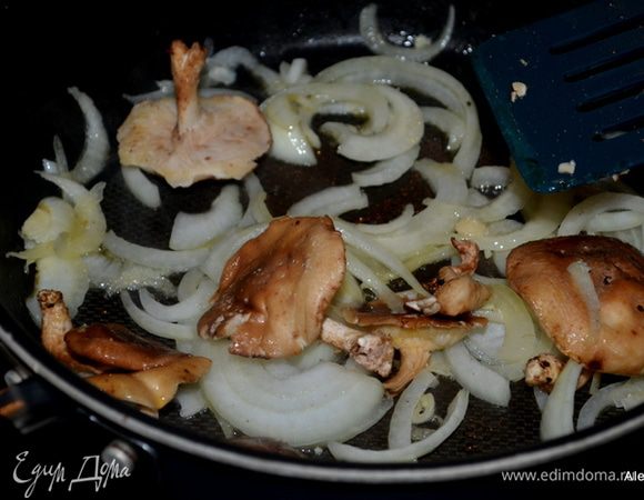 Растопить масло на среднем огне. Выложить грибы и лук и тушить примерно до мягкого состояния. Огонь убавить, закрыть крышкой и томить примерно 3 мин.