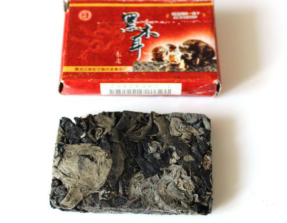 Древесные грибы залить кипятком и оставить на 10 минут.