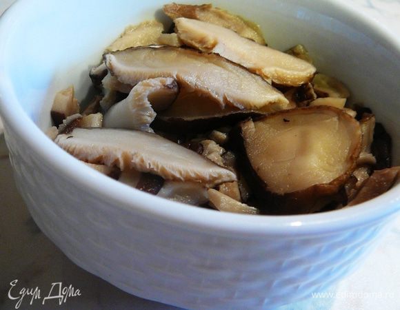 Шиитаке замочить, потом сварить и порезать небольшими кусочками.