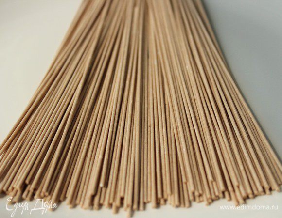 Собу отварить в кипящей воде, 3 мин. Отбросить на дуршлаг и вернуть в кастрюлю. Влить кунжутное масло, перемешать.