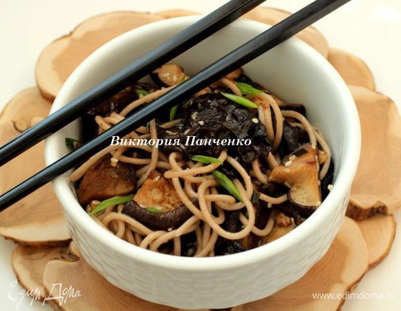 Добавить приготовленную грибную заправку в собу , еще раз перемешать и разложить по тарелкам.